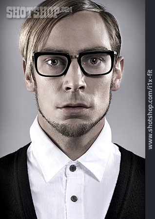 
                Junger Mann, Porträt, Brillenträger                   
