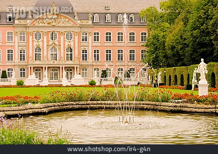
                Springbrunnen, Trier, Kurfürstliches Palais                   