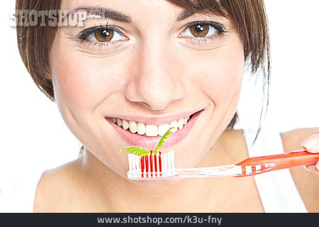
                Junge Frau, Zähne Putzen, Zahnpflege                   