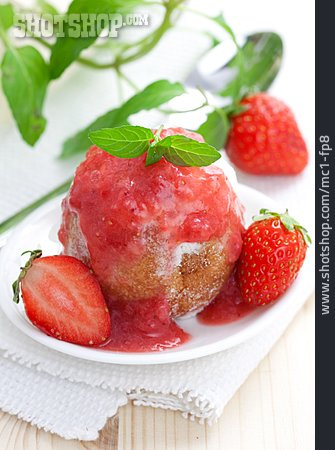 
                Dessert, Erdbeersauce, Quarkbällchen                   