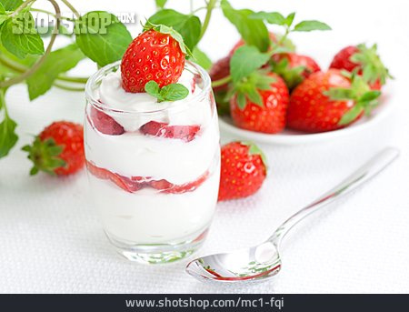 
                Erdbeerdessert, Erdbeerjoghurt                   