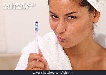 
                Junge Frau, Zahnbürste, Zähneputzen                   