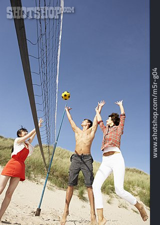 
                Freunde, Ballspiel, Beachvolleyball, Strandurlaub                   