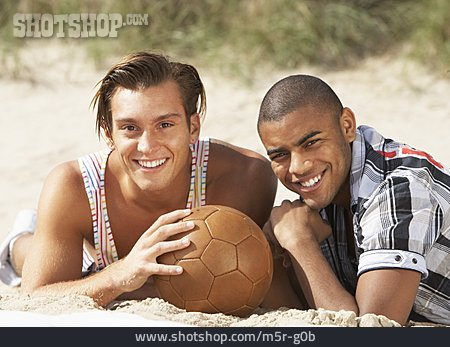 
                Freundschaft, Volleyball, Freunde, Strandurlaub                   