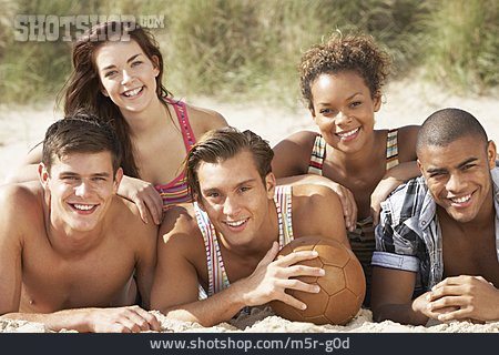 
                Freundschaft, Freunde, Strandurlaub, Volleyballspieler                   