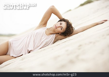 
                Junge Frau, Entspannung, Strandurlaub                   