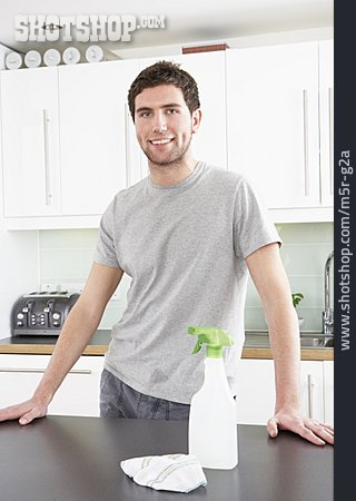 
                Junger Mann, Putzen, Hausarbeit                   