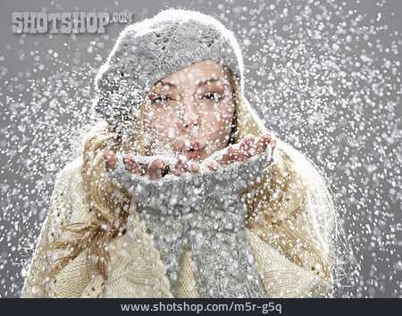 
                Junge Frau, Winter, Schnee, Pusten                   