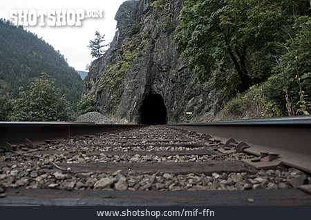 
                Gleise, Eisenbahntunnel                   