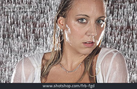 
                Junge Frau, Regenschauer, Durchnässt                   