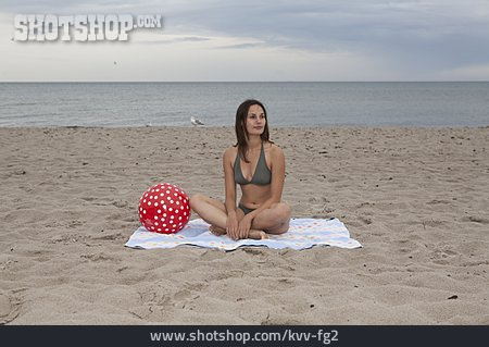 
                Junge Frau, Ball, Strandurlaub                   