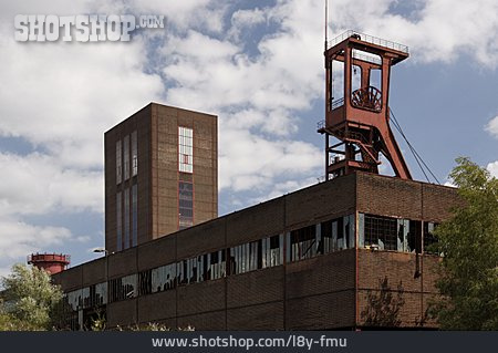 
                Industriegebäude, Förderturm, Zeche Zollverein                   