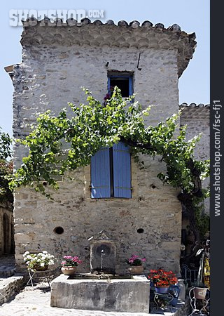 
                Provence, Dorfbrunnen, Vaison La Romaine                   
