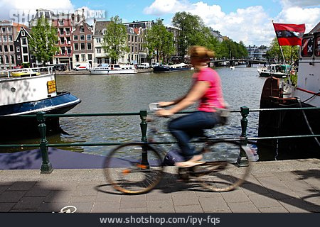 
                Amsterdam, Fahrradfahrerin                   