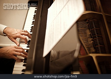
                Musizieren, Klavier, Klavier Spielen                   