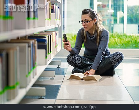 
                Mobile Kommunikation, Bibliothek, Sms, Studentin                   