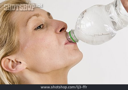 
                Junge Frau, Erfrischung, Trinken, Wasserflasche                   