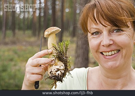 
                Frau, Steinpilz, Pilzsuche                   