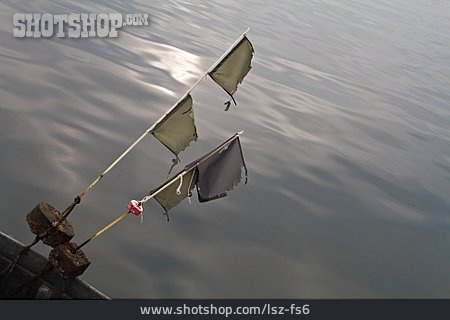 
                Fischerboot, Reusenstange, Netzfahne                   