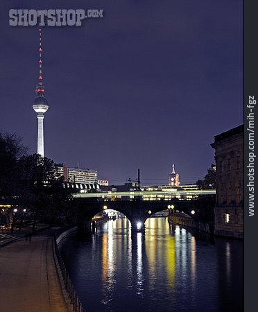 
                Berlin, Fernsehturm, Spree, Spreeufer                   