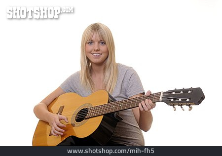
                Junge Frau, Musizieren, Gitarre Spielen                   