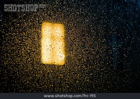 
                Beleuchtung, Regentropfen, Fensterscheibe                   