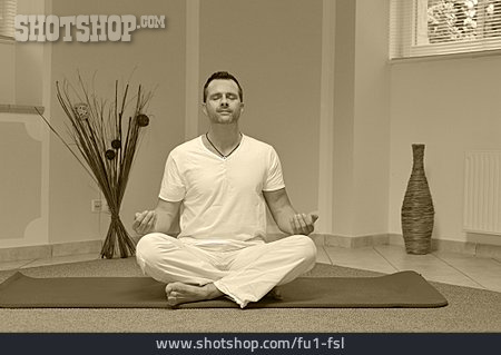 
                Mann, Yogaübung, Meditieren                   