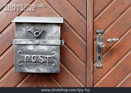 
                Post, Briefkasten, Holztür                   