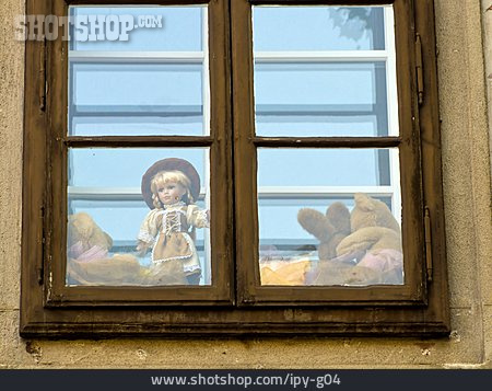 
                Fenster, Spielzeug, Puppe                   