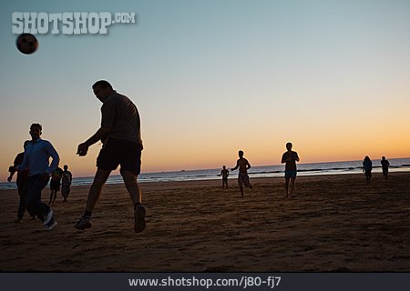 
                Sonnenuntergang, Ballspiel, Marokko                   