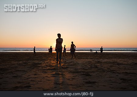 
                Sonnenuntergang, Strand, Ballspiel                   