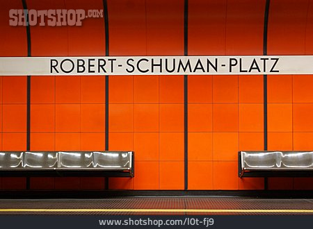 
                Bahnsteig, U-bahnhof, Robert-schuman-platz                   
