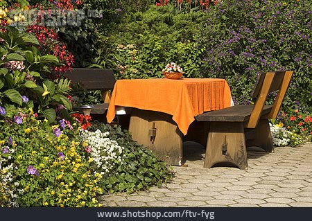 
                Blumen, Gartentisch, Staudengarten                   