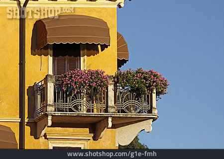 
                Balkon, Altbau, Blumenkasten                   