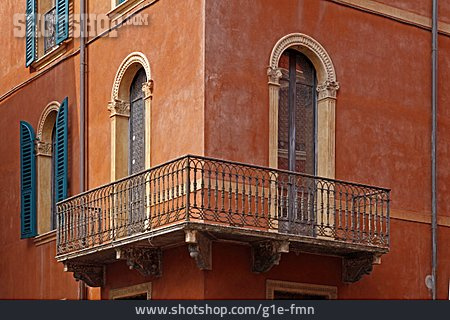 
                Wohnhaus, Balkon                   