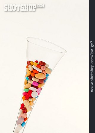 
                Glas, Tablette, Medikamentencocktail                   