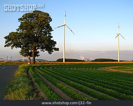 
                Energieerzeugung, Windenergie, Braunkohlekraftwerk                   