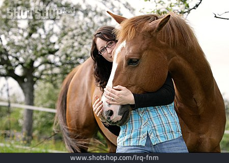 
                Junge Frau, Pferd, Pferdebesitzerin                   