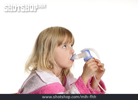 
                Mädchen, Inhalieren, Atemwegserkrankung                   