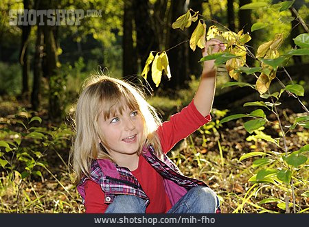 
                Mädchen, Wald, Herbstlaub                   