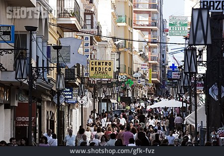 
                Städtisches Leben, Fußgängerzone, Südeuropa, Belebt, Ronda                   
