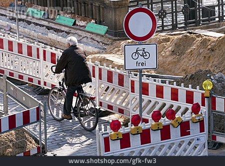 
                Fahrradfahrer, Baustelle, Absperrung, Fahrradweg                   