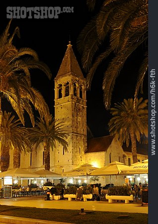 
                Nachtleben, Straßencafé, Trogir                   