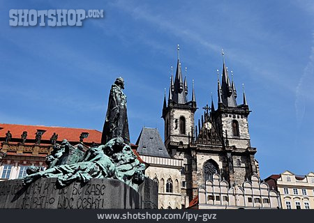 
                Prag, Teynkirche, Jan-hus-denkmal                   