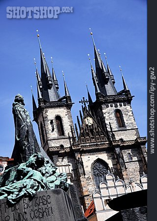 
                Prag, Teynkirche, Jan-hus-denkmal                   