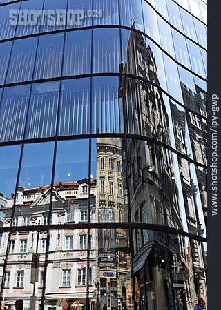 
                Spiegelung, Historisches Bauwerk, Glasfassade                   