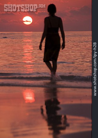 
                Junge Frau, Sonnenuntergang, Strandspaziergang                   