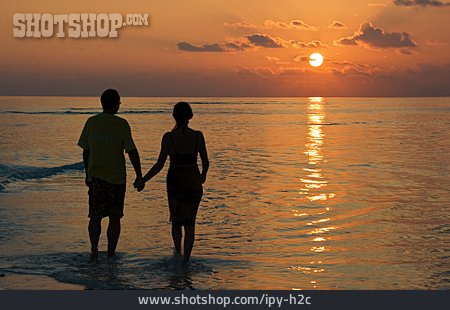 
                Sonnenuntergang, Hand Halten, Strandspaziergang, Ehepaar                   