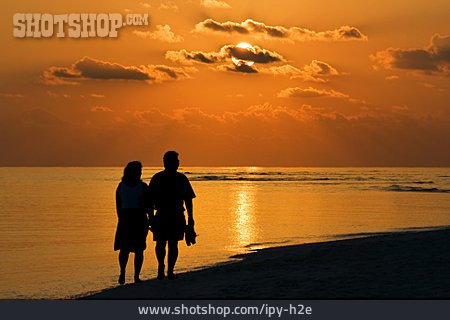 
                Sonnenuntergang, Strandspaziergang, Ehepaar                   