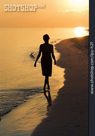 
                Junge Frau, Sonnenuntergang, Strandspaziergang                   